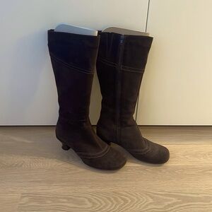 La Canadienne brown suede boots